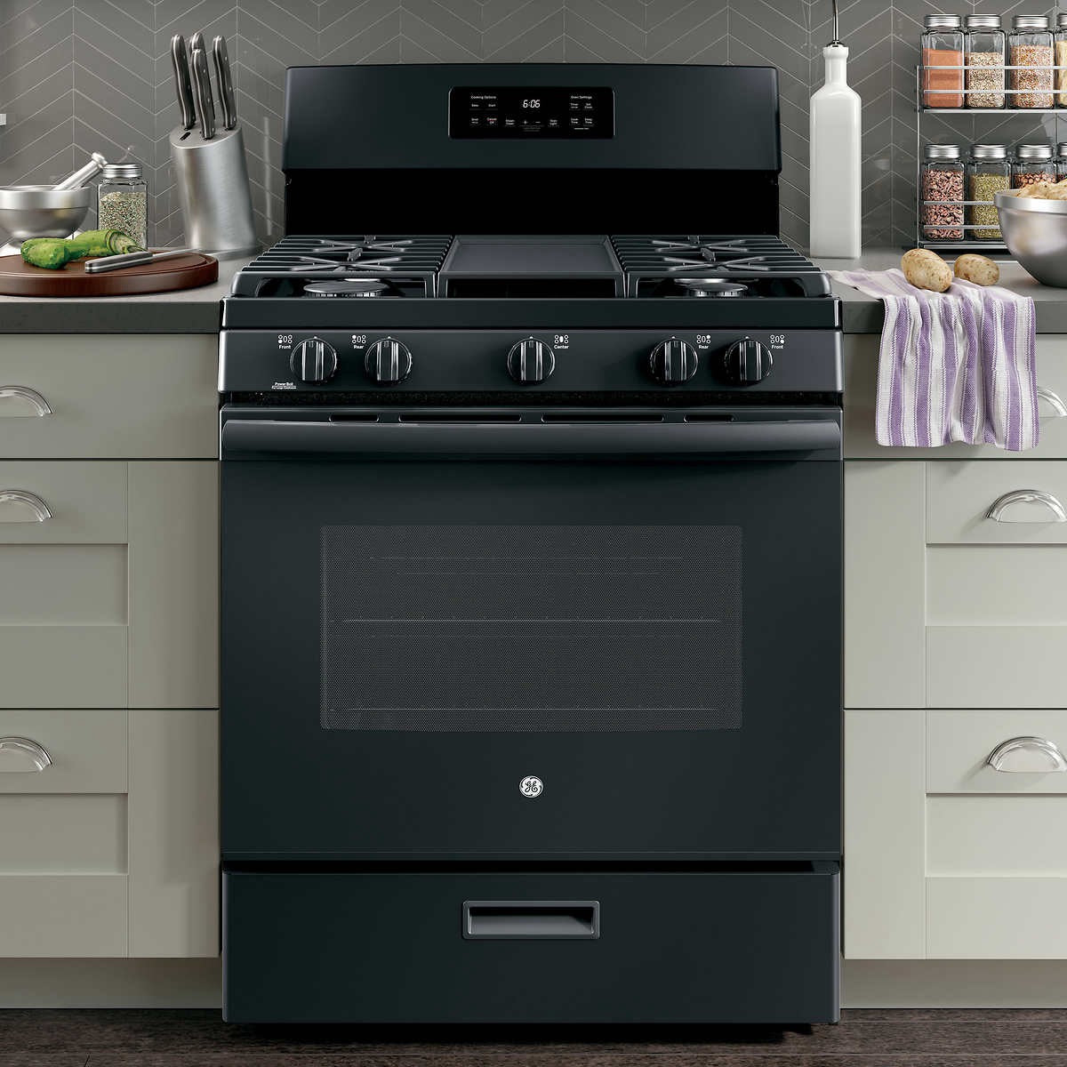 GE 5.0 cu. ft. Free-Standing GAS Range with Center Oval Burner and Flexible Broiling