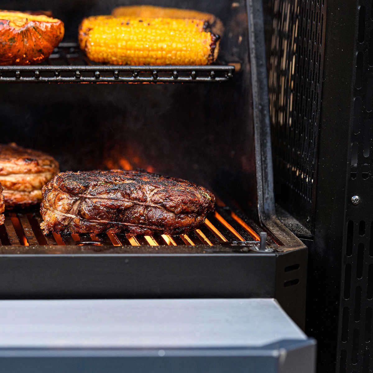 Masterbuilt Gravity Series 800 Charcoal Grill